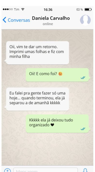 Uma cliente conta que imprimiu atividades para a filha, que terminou uma e já separou a do dia seguinte.
