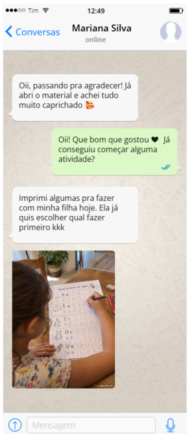 Uma cliente elogia o cuidado com o material e compartilha uma foto da filha fazendo uma atividade impressa.
